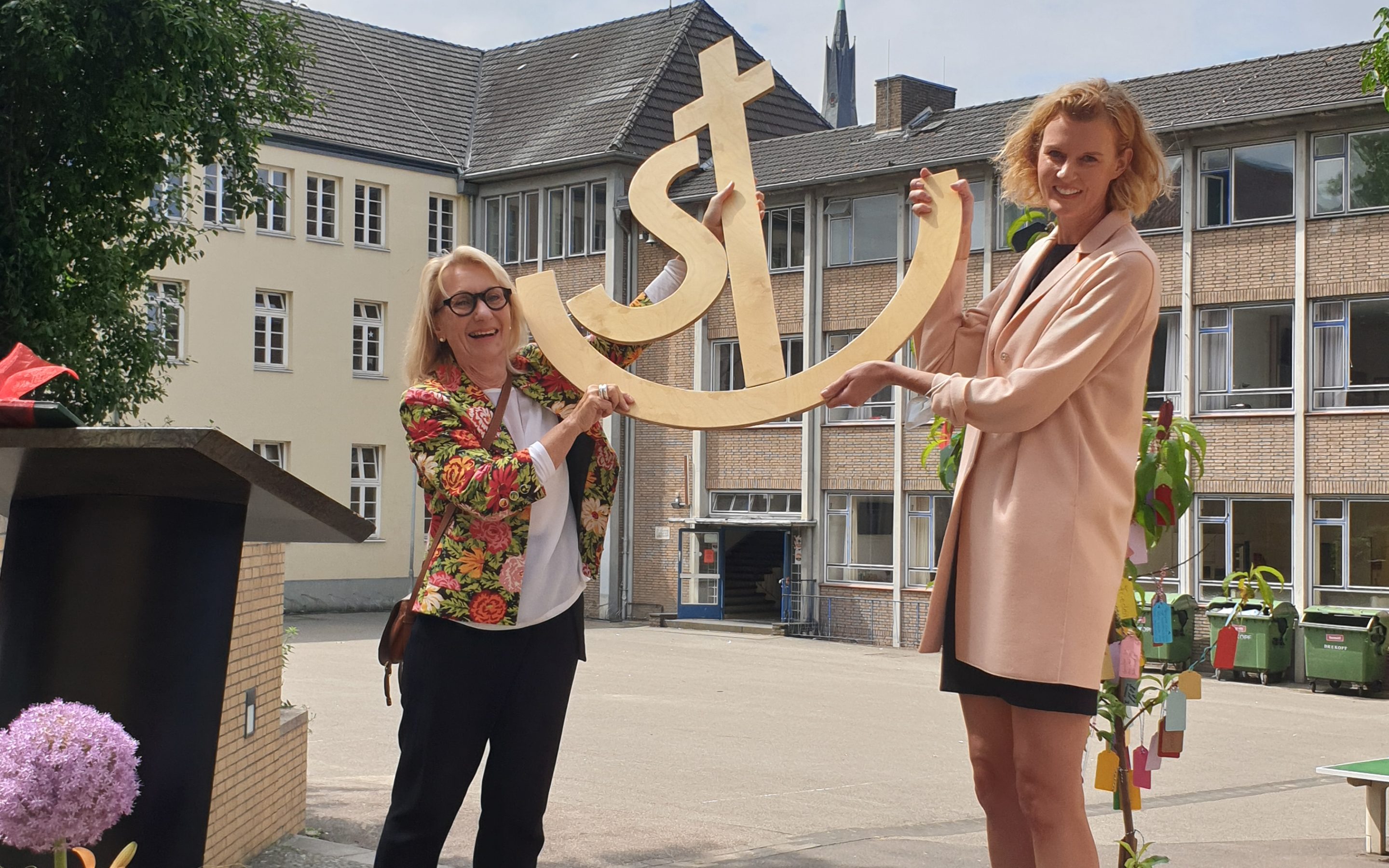 Verabschiedung unserer Schulleiterin Ute Schumacher Verabschiedung unserer Schulleiterin Ute Schumacher