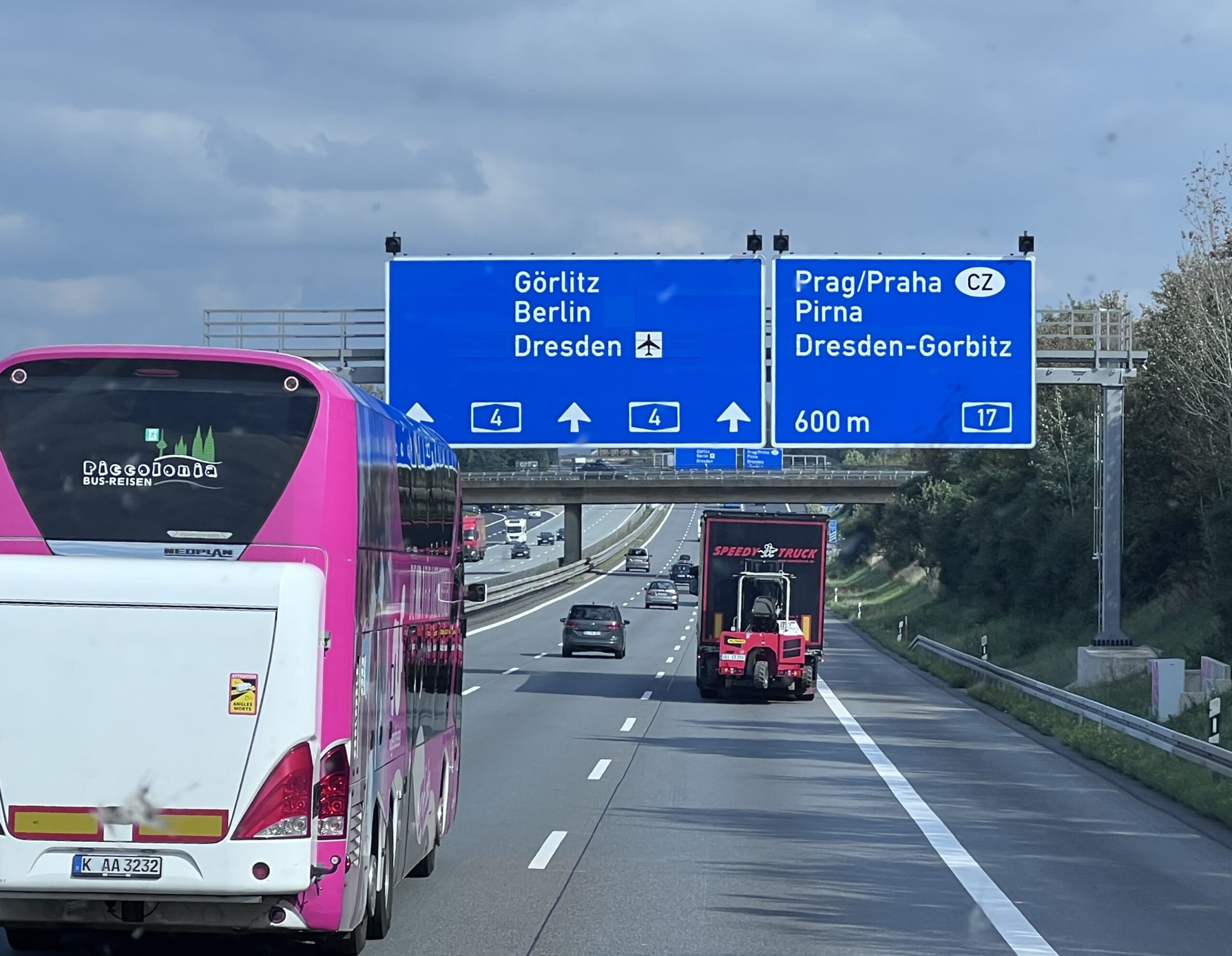 Ein Autobahnschild auf der A4 zeigt an, dass es nach Prag geht.
